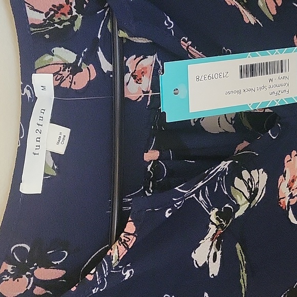Fun to Fun Navy top with flowers. - Picture 2 of 4